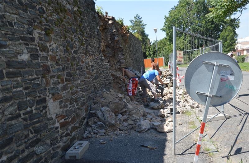 V Čáslavi opravují hradební zeď za hotelem Grand, hotovo má být do konce října