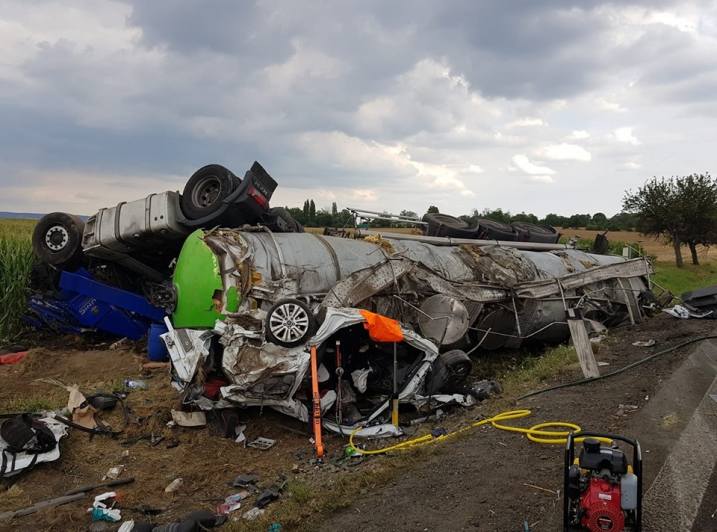 Tragická dopravní nehoda u Drobovic, na místě zemřeli tři lidé