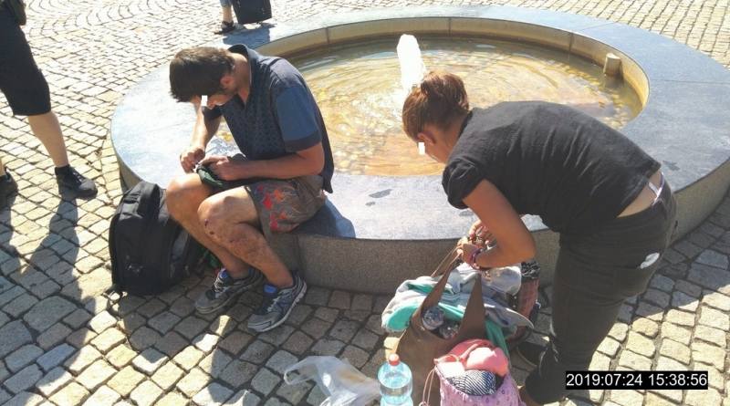 Narkomani si prali oblečení v malé kašně v Kolíně