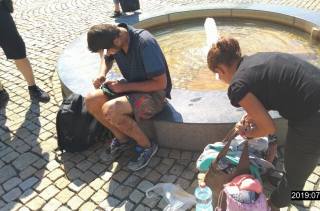 Narkomani si prali oblečení v malé kašně v Kolíně