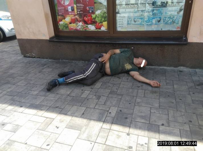Bezdomovec si ustlal u večerky v ulici Pod Hroby v Kolíně
