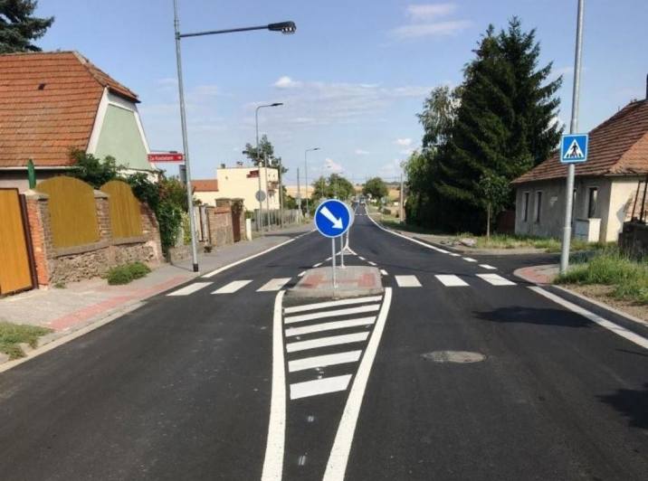 Řidičům je od začátku srpna k dispozici opravená silnice v Plaňanech 