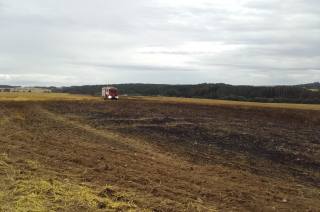 Hasiči likvidovali požár strniště a neposečeného pole v Ratajích nad Sázavou