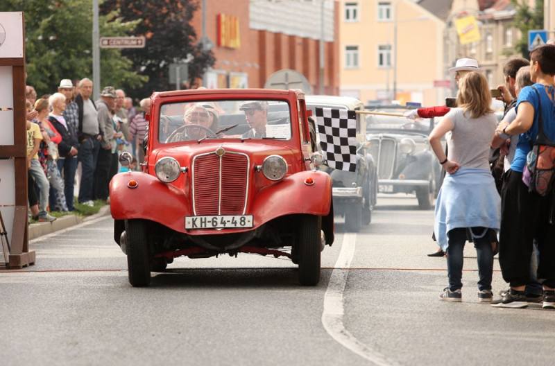Foto, video: Odstartoval XI. ročník závodu historických vozidel Veteran rallye Kutná Hora