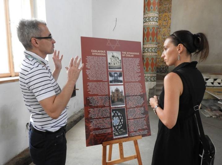 Foto, video: V čáslavské synagoze v sobotu začala výstava Kláry Horáčkové „Kameny času Izraele“