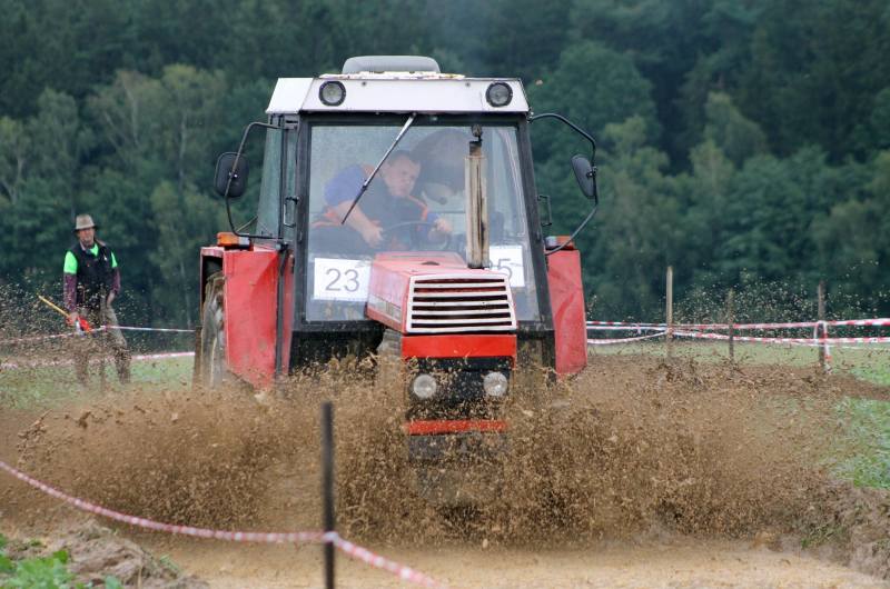 Foto: Šestá Zdeslavická traktoriáda zmokla, i tak se ale vydařila  
