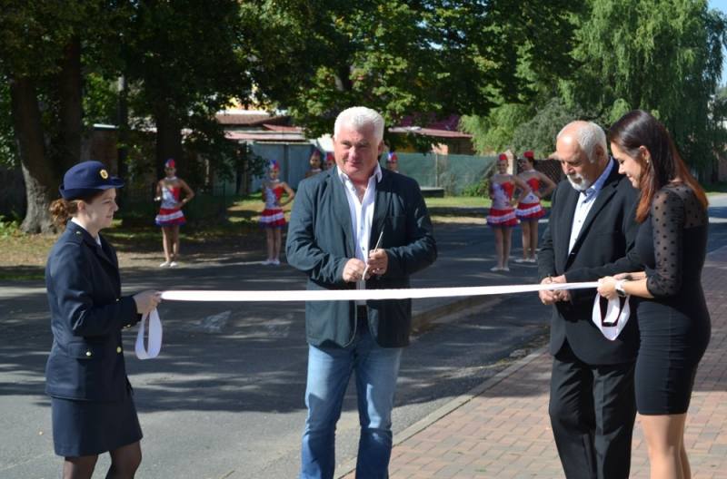 V Hlízově otevřeli nové chodníky za účasti senátora Strnada a dalších hostů 