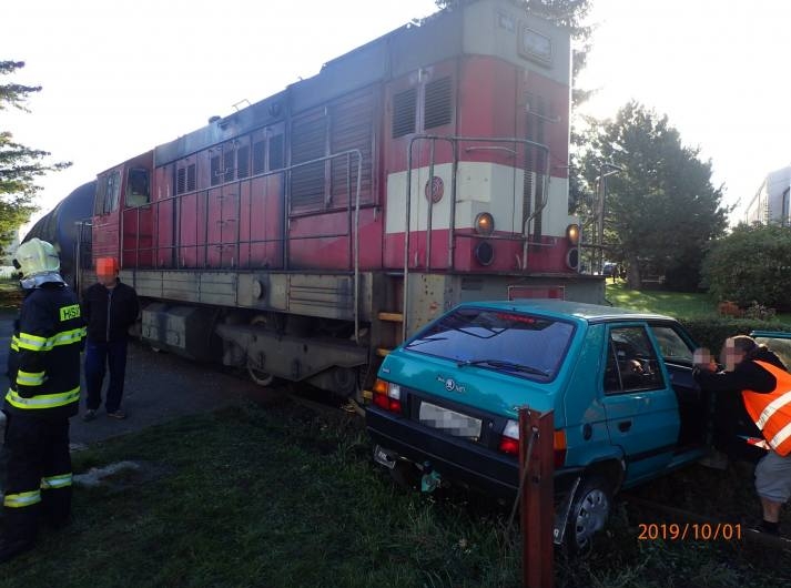 Foto: Osobní automobil se v Dolních Bučicích střetl s vlakem, řidič měl obrovské štěstí 