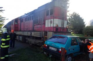 Foto: Osobní automobil se v Dolních Bučicích střetl s vlakem, řidič měl obrovské štěstí 