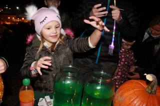 Foto: Halloweenský večer si děti užily při procházce tajemným parkem Vodranty v Čáslavi