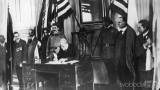 20191029082801_USA_masaryk100: T.G.Masaryk podepisuje ve Filadelfii deklaraci o založení Demkratické středoevropské unie v Síni nezávislosti - Radka High z Čáslavi se vydala v USA po stopách prezidenta Masaryka