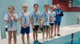 20191112215034_sparta_plavani223: medaile - Nejmladší plavci Sparty přetavili náročný trénink v jedenáct cenných kovů!
