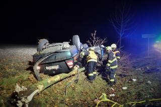 Při noční havárii osobního vozidla u Ovčár u Kolína zahynul řidič