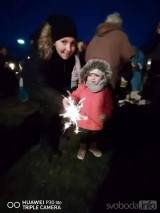 20191201222100_zehuby143: Foto: Vánoční strom v Zehubech rozsvítil anděl za vydatné pomoci dětí