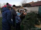 20191201222103_zehuby167: Foto: Vánoční strom v Zehubech rozsvítil anděl za vydatné pomoci dětí