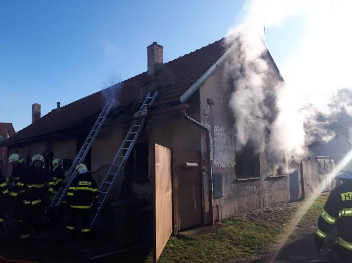 V Ratenicích na Kolínsku vzplál rodinný dům, dvě osoby zraněny 