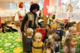 20191203121753_5G6H7773: Foto: Za dětmi v kutnohorských školkách v úterý zavítal Mikuláš s čerty i andělem