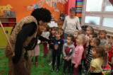 20191203121800_5G6H8146: Foto: Za dětmi v kutnohorských školkách v úterý zavítal Mikuláš s čerty i andělem