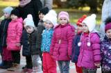 20191204104521_5G6H8320: Foto, video: V kutnohorské MŠ Benešova II slavnostně rozsvítili vánoční stromy