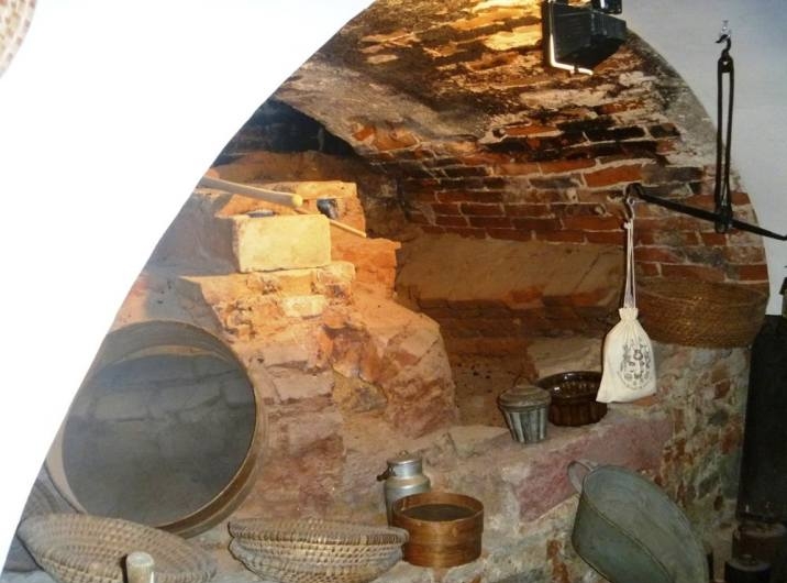 Na zámku Komorní Hrádek objevili středověkou pekárnu
