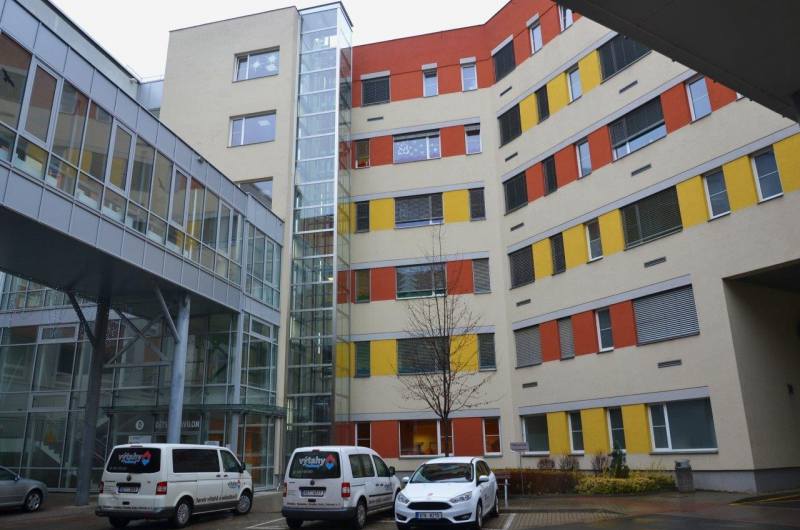 Kolínská nemocnice uvedla do provozu nový skleněný osobní výtah u Dětského pavilonu „D“