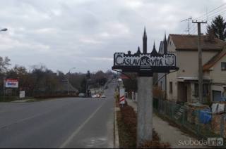 Vandalem poničený "vítací" objekt v ulici Pražská se po opravě vrátí na své místo