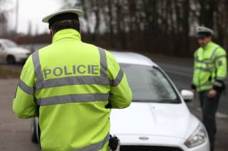 Policisté kontrolovali chování chodců a také testovali řidiče na alkohol