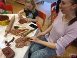 20200213211750_MSM_sovy140: Zahradu Mateřské školy v Miskovicích ozdobily keramické sovy!