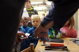 5G6H7240: Foto: Děti z čáslavské Mateřské školky Ostrý roh zatloukaly hřebíky