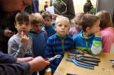 5G6H7252: Foto: Děti z čáslavské Mateřské školky Ostrý roh zatloukaly hřebíky