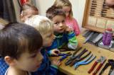 5G6H7253: Foto: Děti z čáslavské Mateřské školky Ostrý roh zatloukaly hřebíky