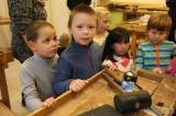 5G6H7441: Foto: Děti z čáslavské Mateřské školky Ostrý roh zatloukaly hřebíky