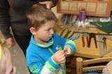 5G6H7462: Foto: Děti z čáslavské Mateřské školky Ostrý roh zatloukaly hřebíky