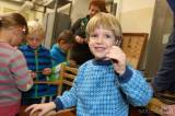 5G6H7463: Foto: Děti z čáslavské Mateřské školky Ostrý roh zatloukaly hřebíky