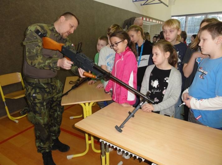 Vojáci připravili pro žáky čáslavské ZŠ Sadová dvouhodinový program
