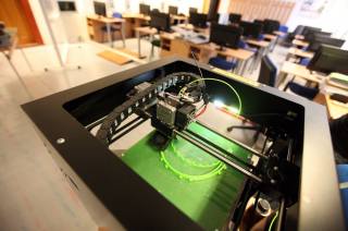 3D tiskárny na čáslavské průmyslovce nezahálí, ale pomáhají zdravotnictví