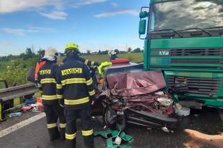 Foto: U Nebodvid na Kolínsku došlo ke střetu osobního a nákladního automobilu