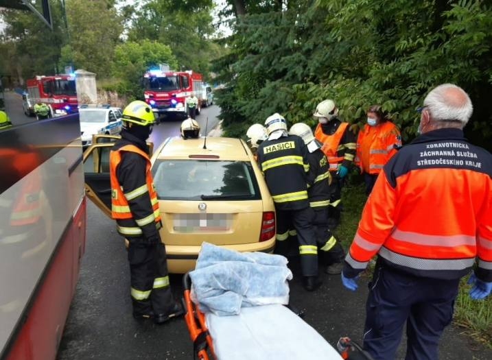 Foto: V Mlékovicích se srazil osobní vůz s autobusem, dva zranění