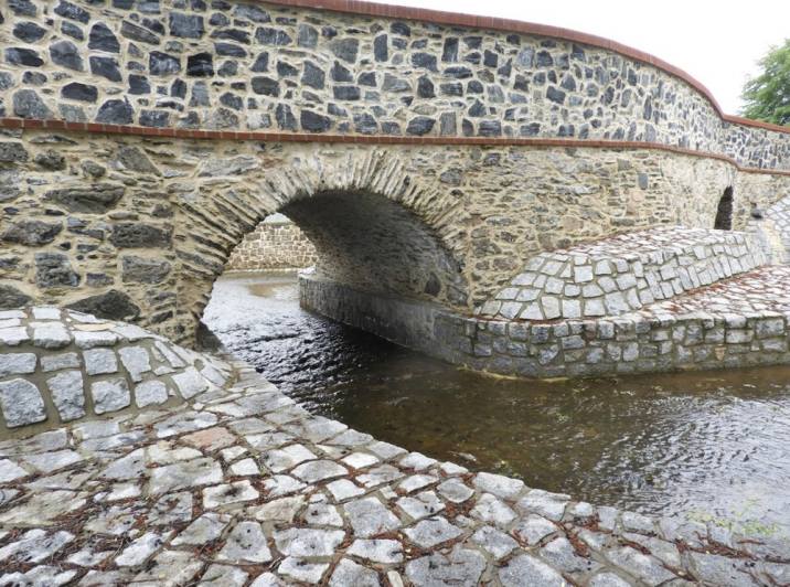 Je v Kamenných Mostech nejstarší most v zemi?