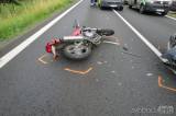 20200710102538_4.: Motorkář z nehody vyvázl naštěstí jen s lehkým zraněním