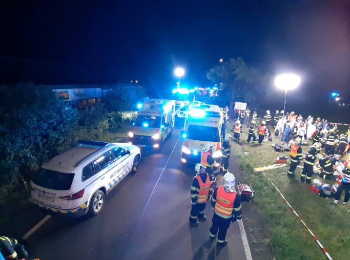 Foto, video: U Českého Brodu se srazily vlaky, nehoda si vyžádala zranění