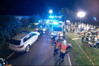Foto, video: U Českého Brodu se srazily vlaky, nehoda si vyžádala zranění