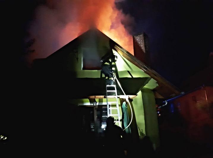 Noční požár rodinného domu v Čáslavi hasily čtyři jednotky