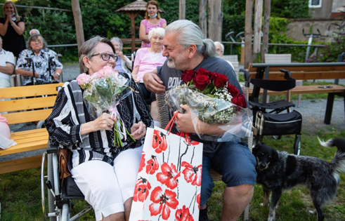 Zpěvák Daniel Hůlka navštívil kolínský domov pro seniory Senecura