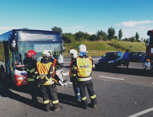 Nehoda autobusu a osobního auta u Kolína skončila bez vážných následků 