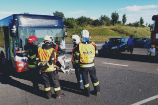 Nehoda autobusu a osobního auta u Kolína skončila bez vážných následků 