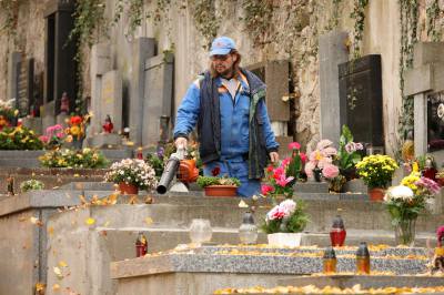 Foto: Technické služby generálním úklidem připravují hřbitov na dušičkový víkend