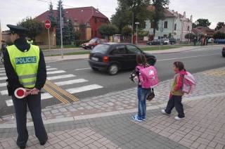 První cesta do školy vede také přes rušné silnice, připravte děti na silný provoz!