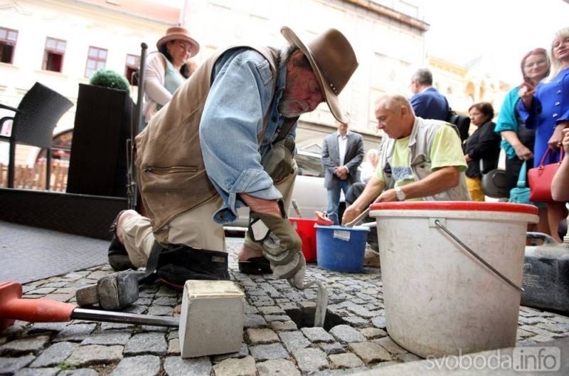 V Čáslavi odhalí první Stolpersteine  - kameny zmizelých - na památku rodiny Eisnerových