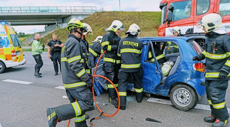 Foto: Dopravní nehoda u Kolína, došlo ke střetu osobní vozu s nákladním automobilem
